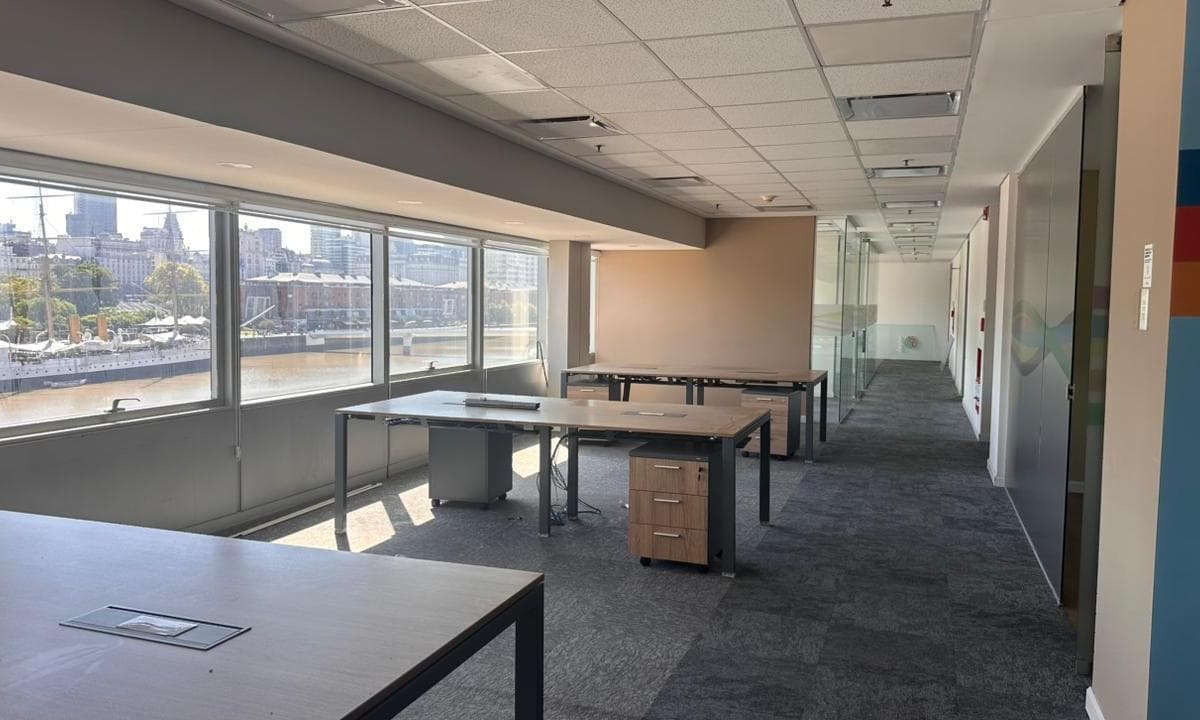 335 m² corporate office space and 3 parking spaces for rent in Puerto Madero