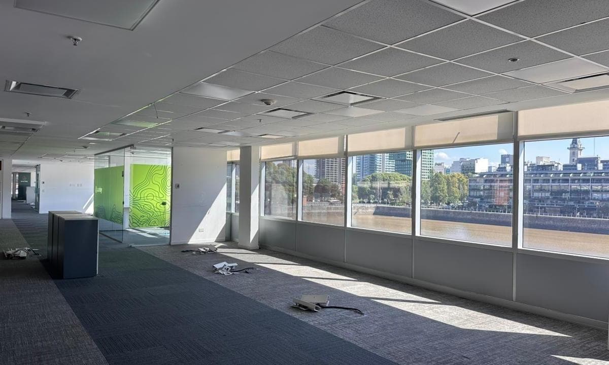 335 m² corporate office space and 3 parking spaces for rent in Puerto Madero