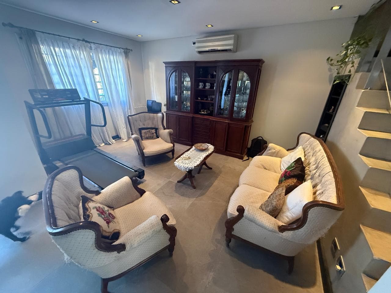 For sale: a 5-room house in Quilmes with a quincho, pool, and garage.