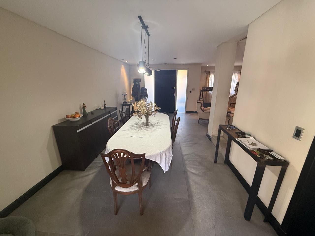For sale: a 5-room house in Quilmes with a quincho, pool, and garage.
