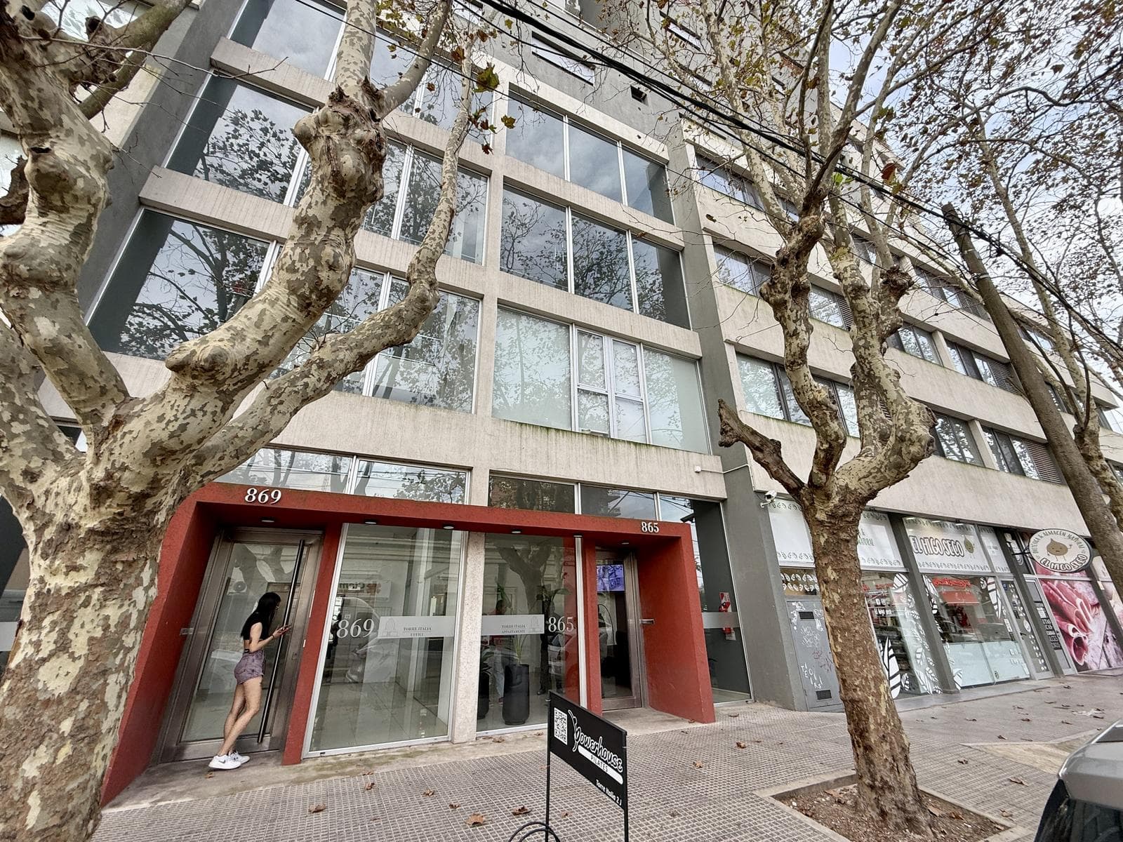 Office for Rent. 2 rooms, bathroom, and kitchen. Torre Italia. Right in the heart of Campana