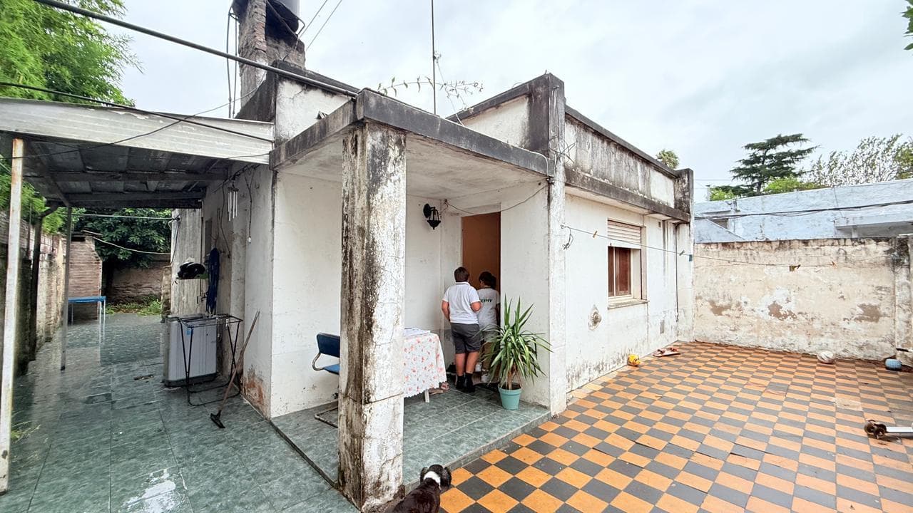 House for Sale: Single-Hall Layout, Ready for Renovation, Ideal for Two Units. La Florida