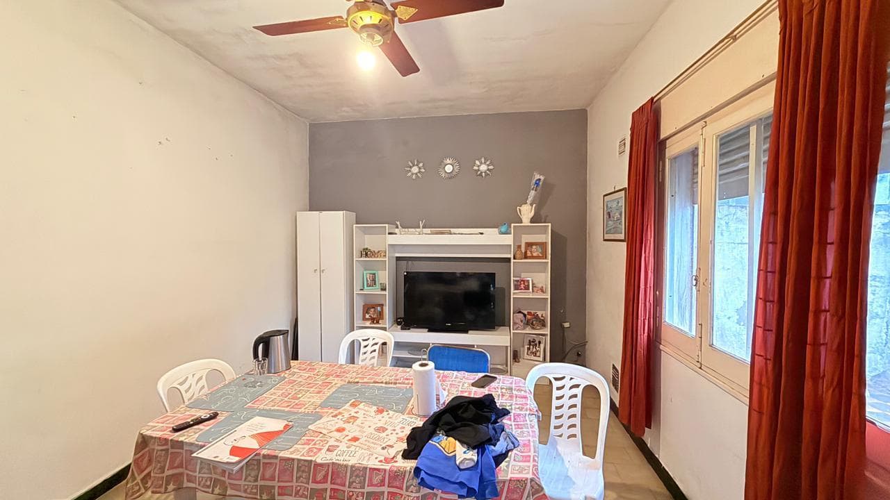 House for Sale: Single-Hall Layout, Ready for Renovation, Ideal for Two Units. La Florida