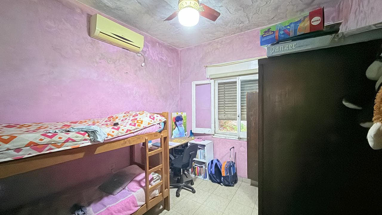 House for Sale: Single-Hall Layout, Ready for Renovation, Ideal for Two Units. La Florida