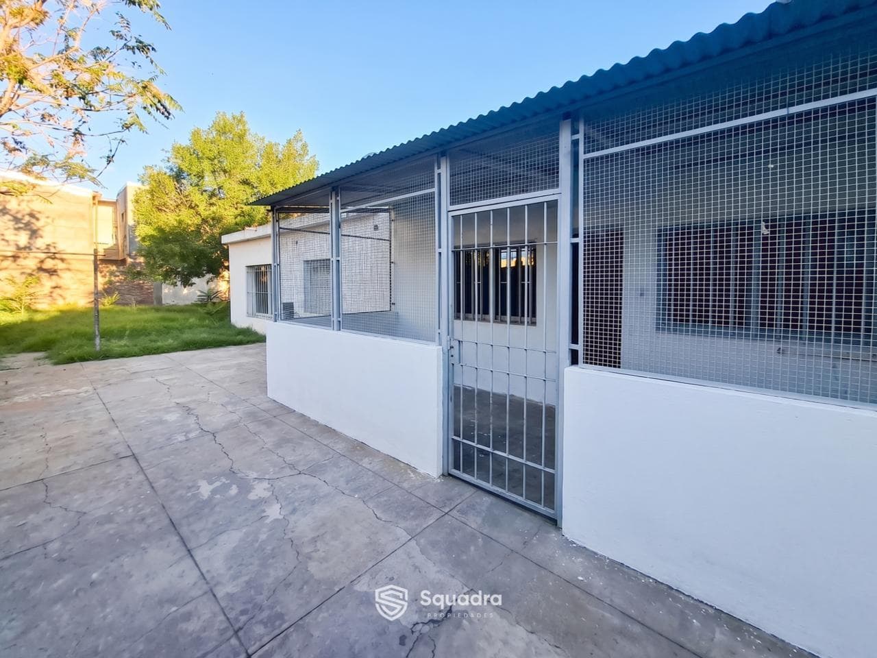 FOR SALE - Apartment building with two separate units and a large lot - Alvear, Rosario.