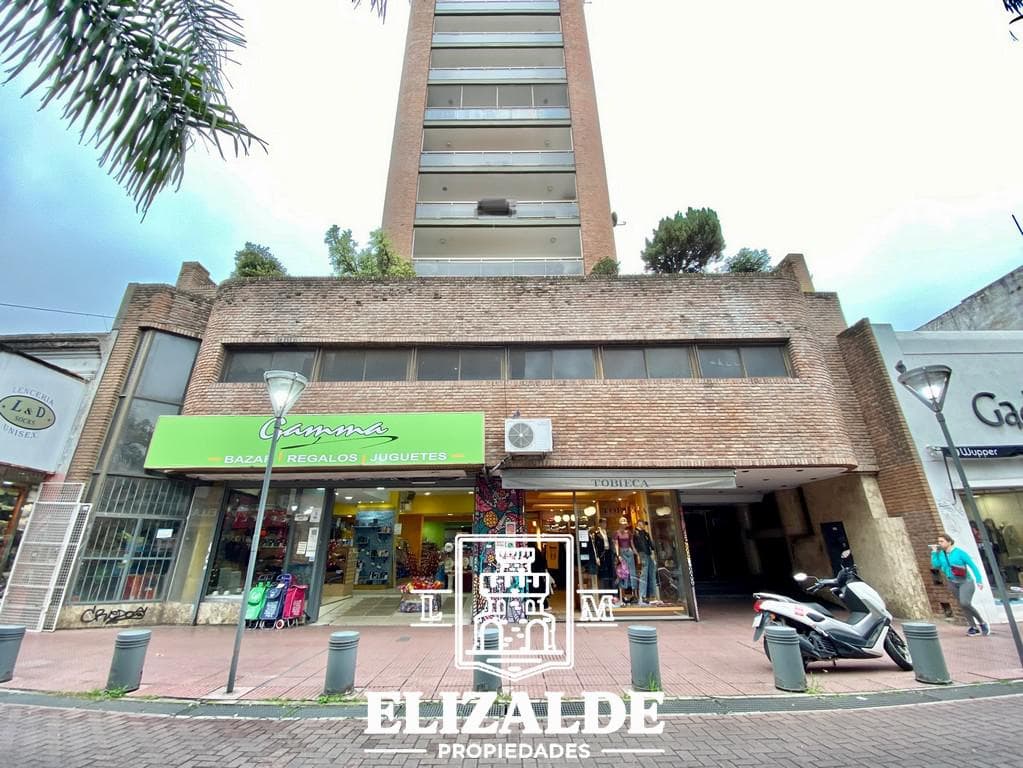Constitución and Quirno Costa - Bright upper-floor apartment with parking and storage - San Fernando
