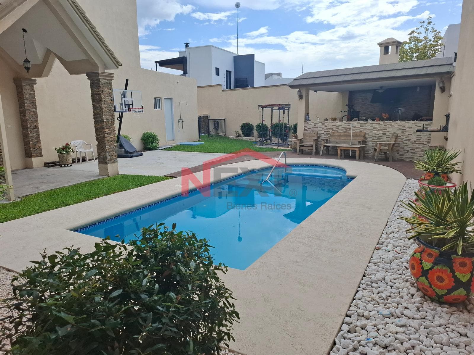 House for sale with a pool, sports court, garden, and palapa in the north