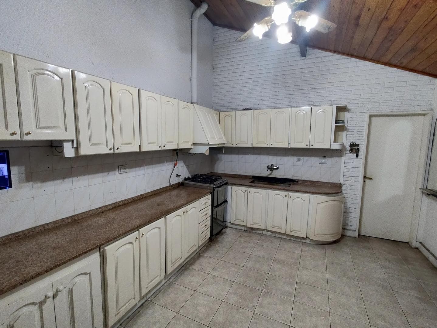 HOUSE FOR SALE IN MORÓN – EXCELLENT LOCATION – SPACIOUS ROOMS – GREAT OPPORTUNITY
