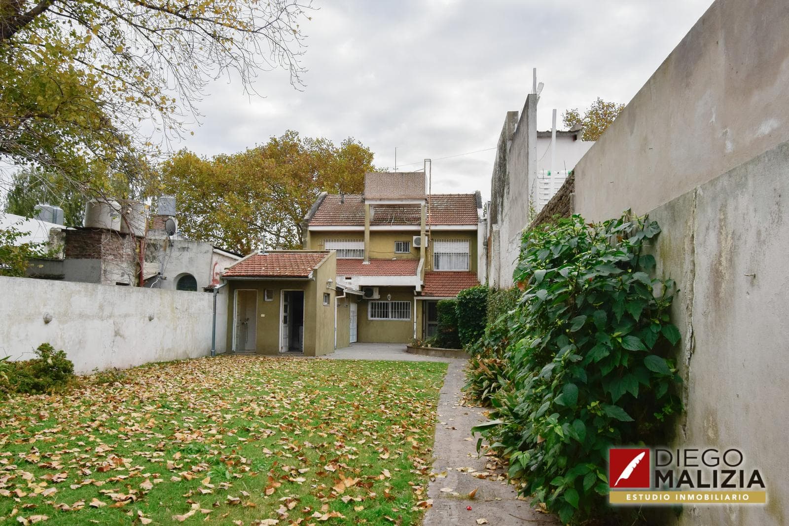 5-room house for sale with a large yard and barbecue area in Lomas de Zamora