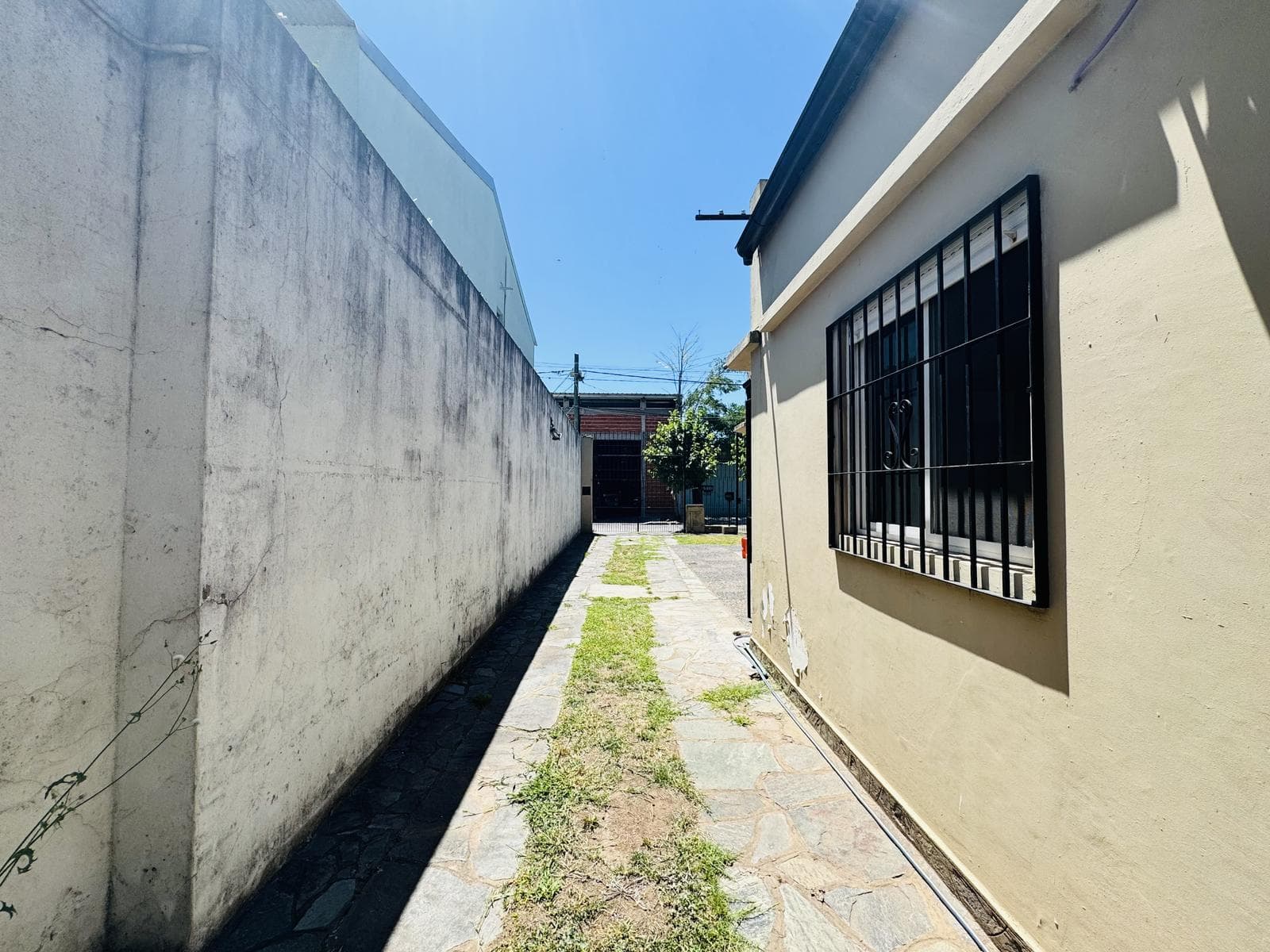 3-room house for sale with garage and yard in Berazategui