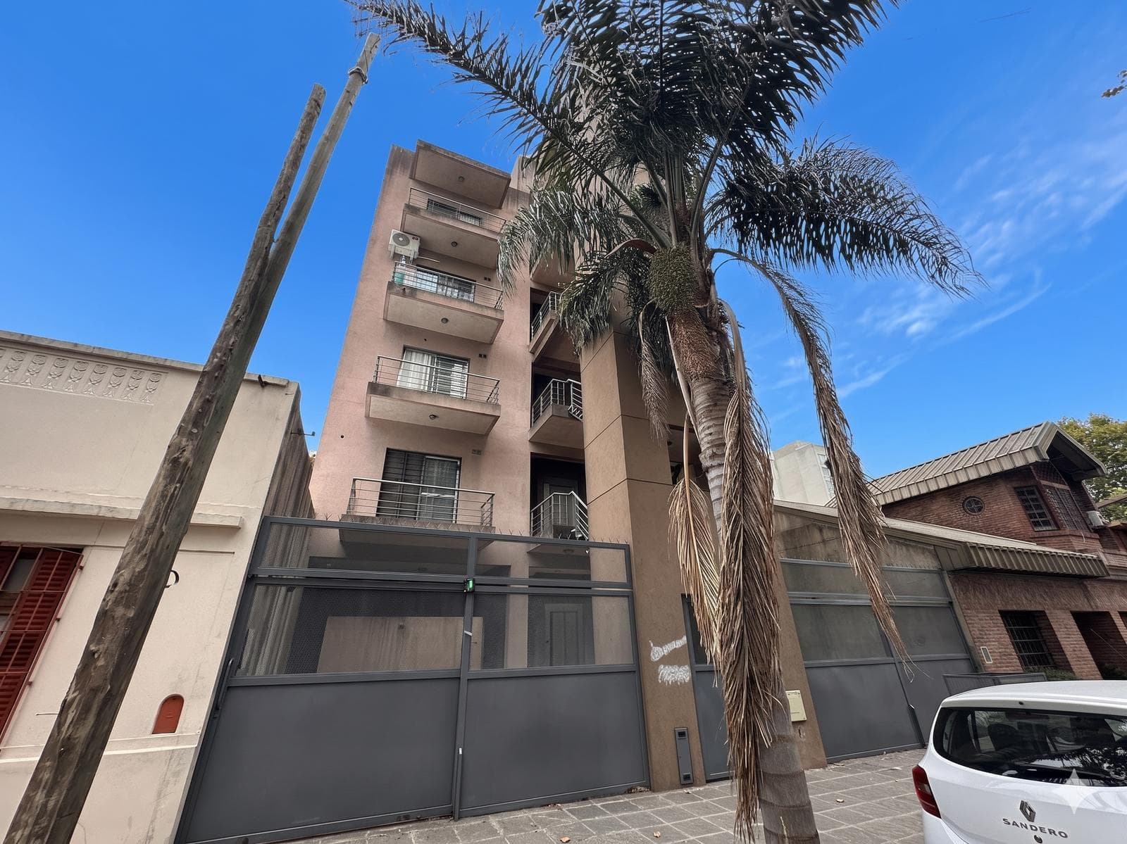 2-room apartment facing the street with a garage