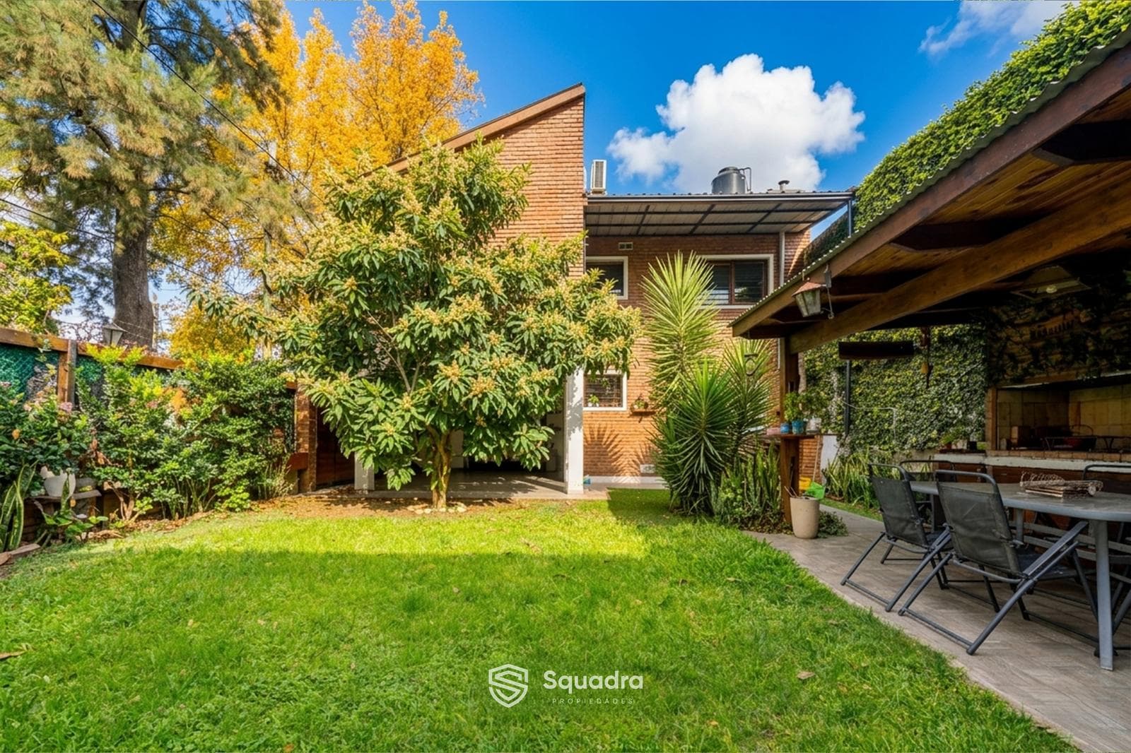 FOR SALE | TRADE - Three-bedroom house with double garage and backyard - Fisherton, Rosario.
