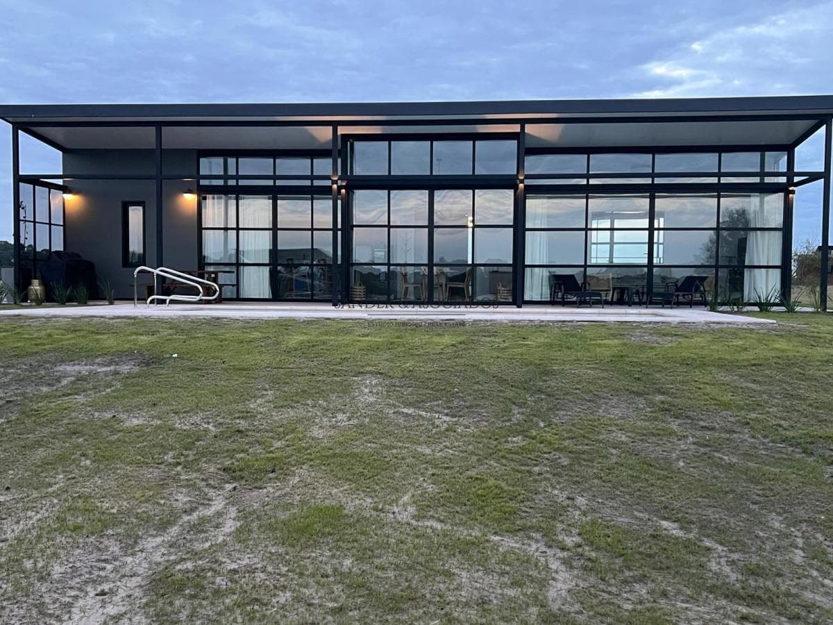 House for Sale in Carmelo Golf