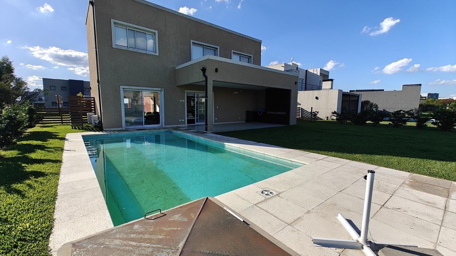 Modern house, 3 bedrooms, 1 suite, pool, on 2 floors
