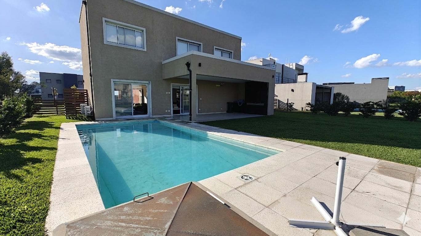 Modern house, 3 bedrooms, 1 suite, pool, on 2 floors