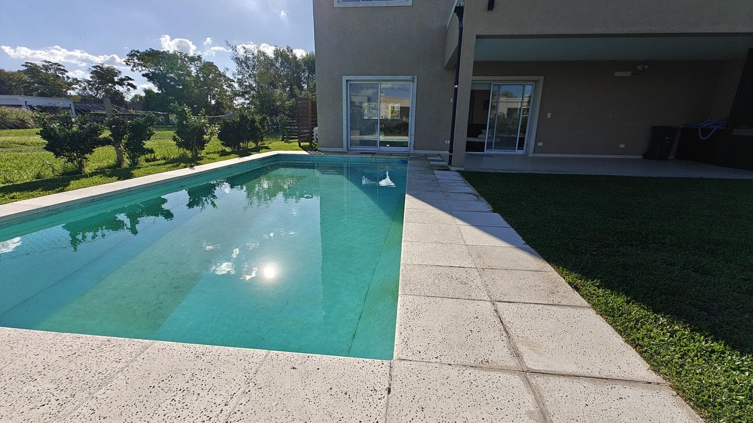 Modern house, 3 bedrooms, 1 suite, pool, on 2 floors