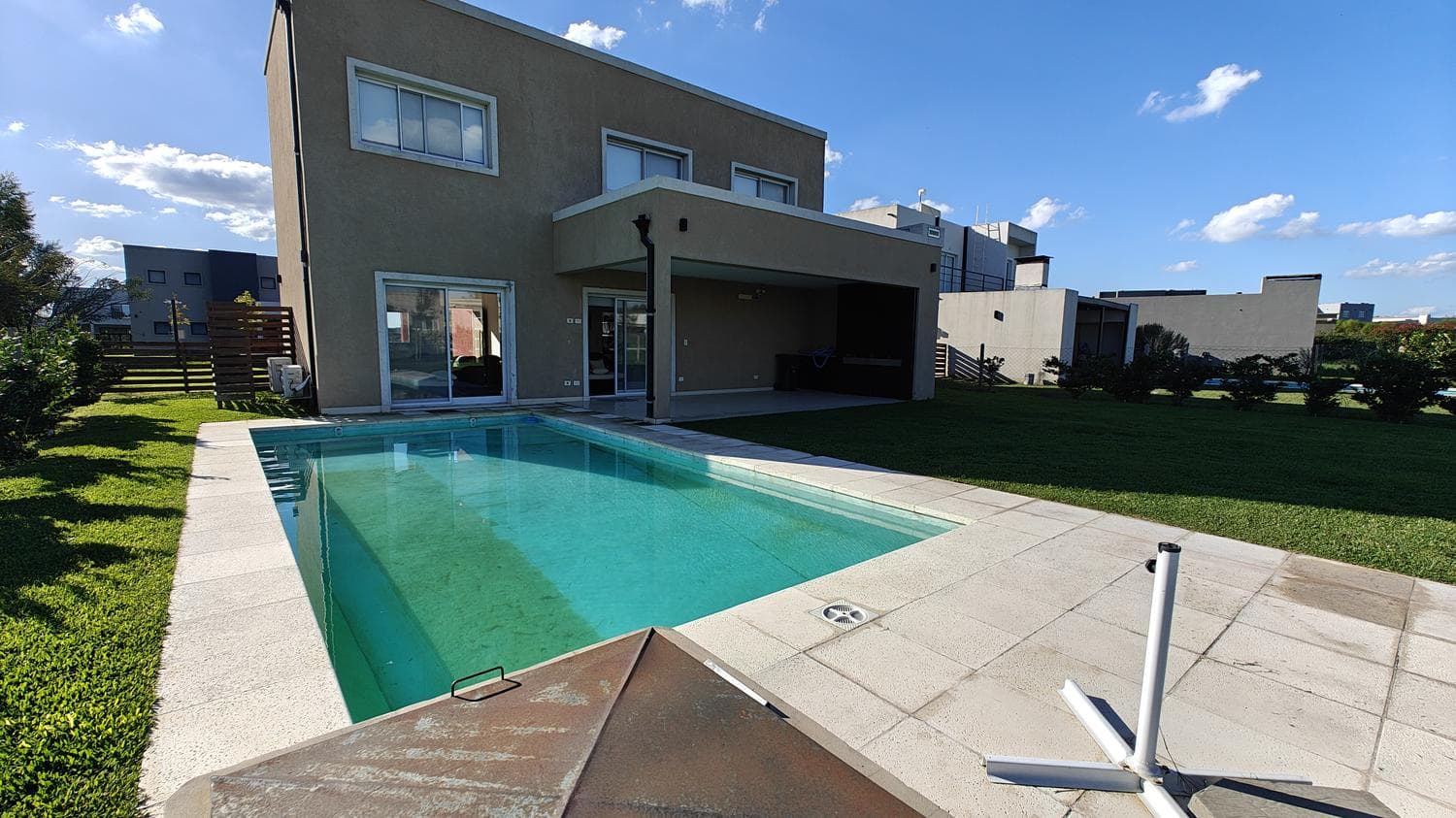 Modern house, 3 bedrooms, 1 suite, pool, on 2 floors