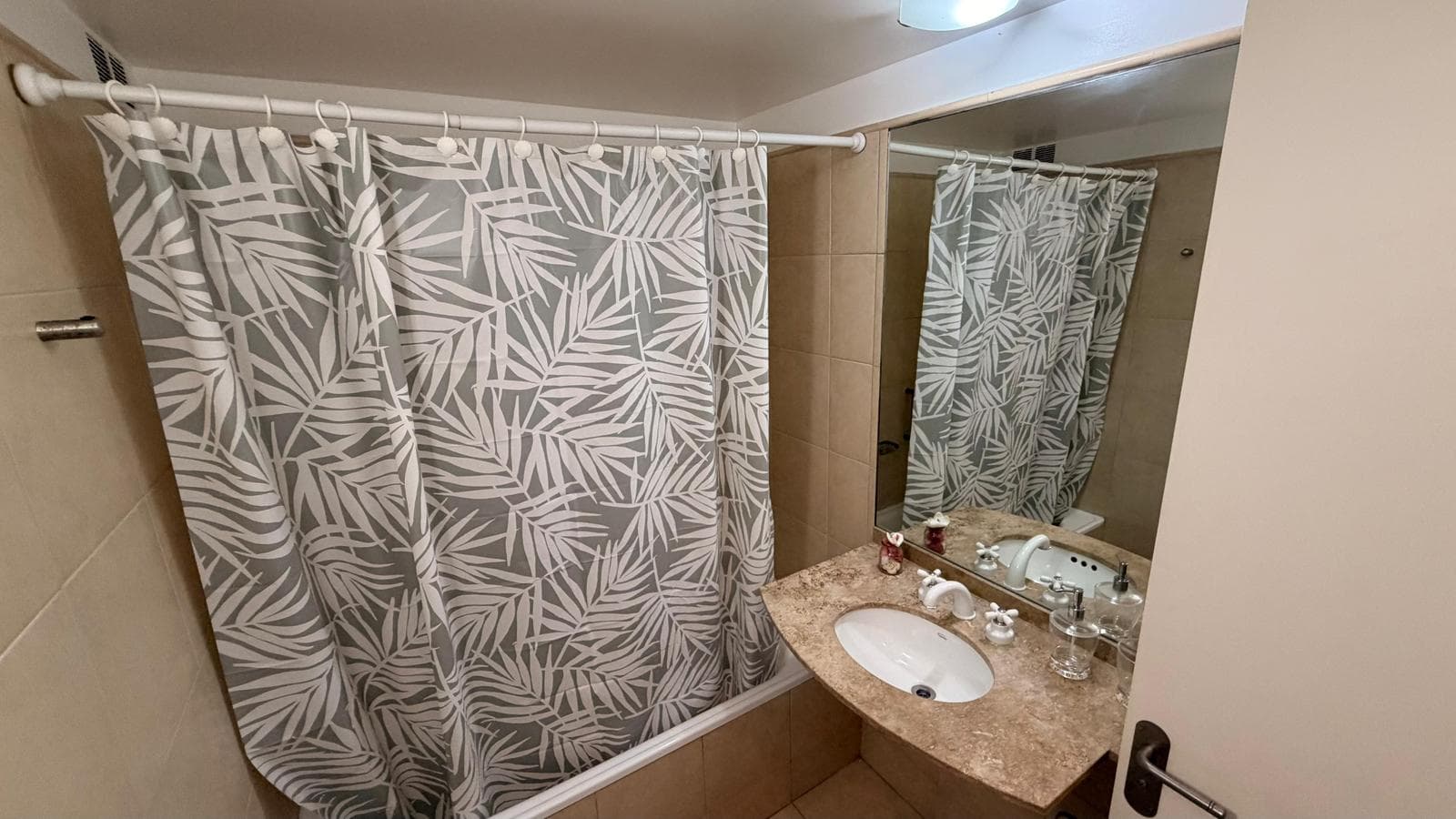 3-Room Furnished Apartment for Rent with Optional Parking Space in Madero Plaza