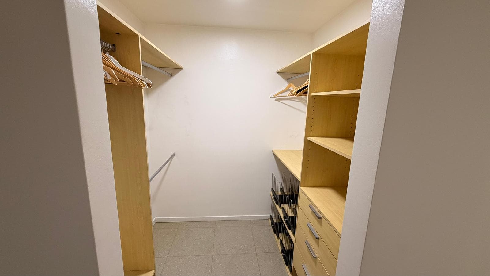 3-Room Furnished Apartment for Rent with Optional Parking Space in Madero Plaza