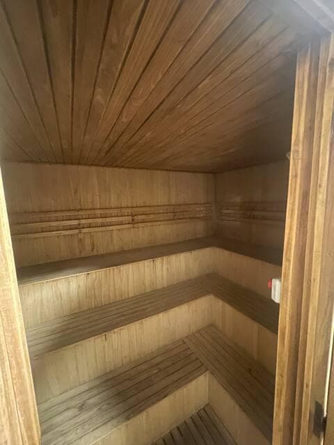 3-Room Furnished Apartment for Rent with Optional Parking Space in Madero Plaza
