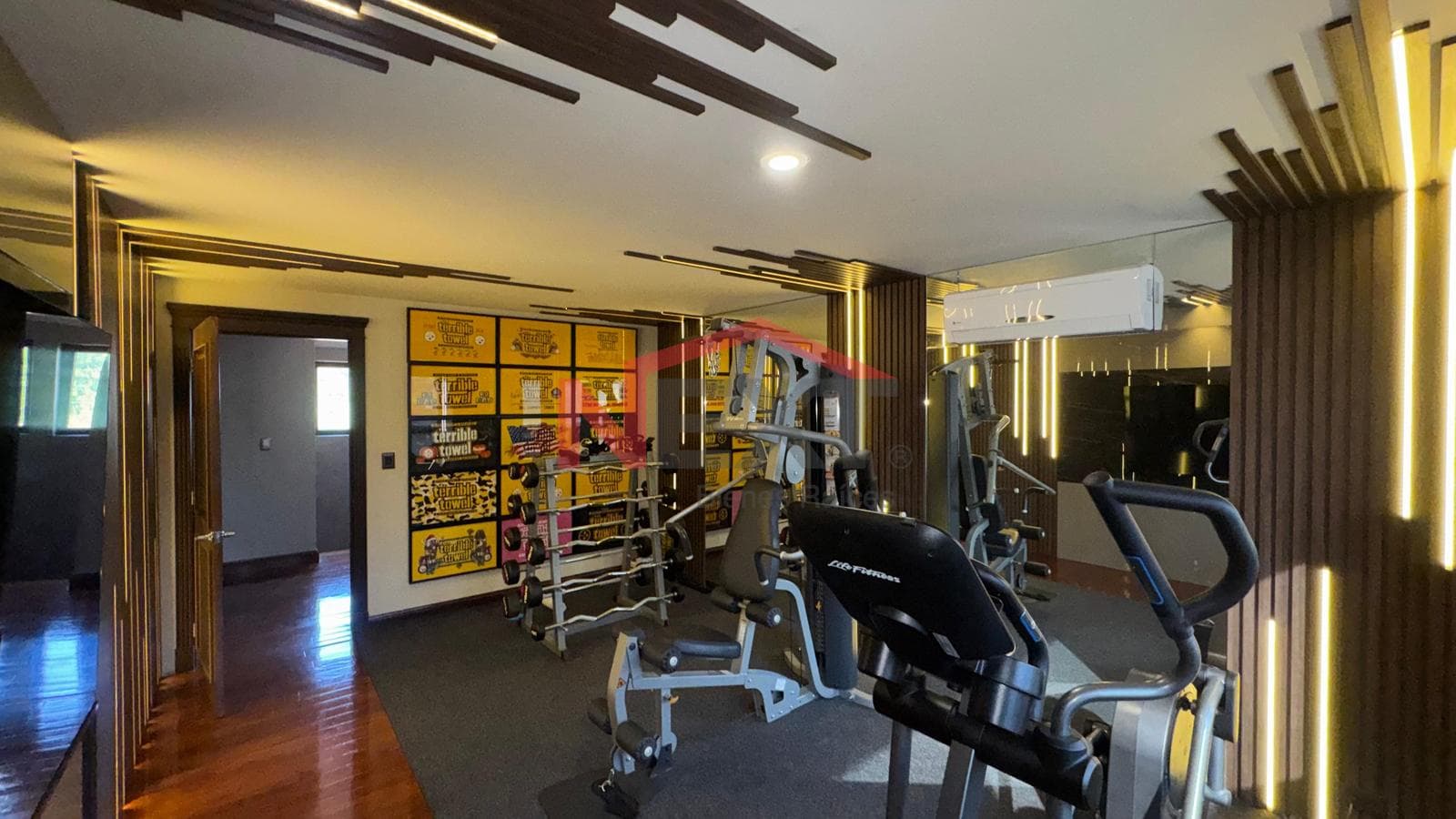 House for Sale in Loma Blanca, Saltillo | 920 m² Lot | 648.50 m² Floor Area | Pool | Solar Panels