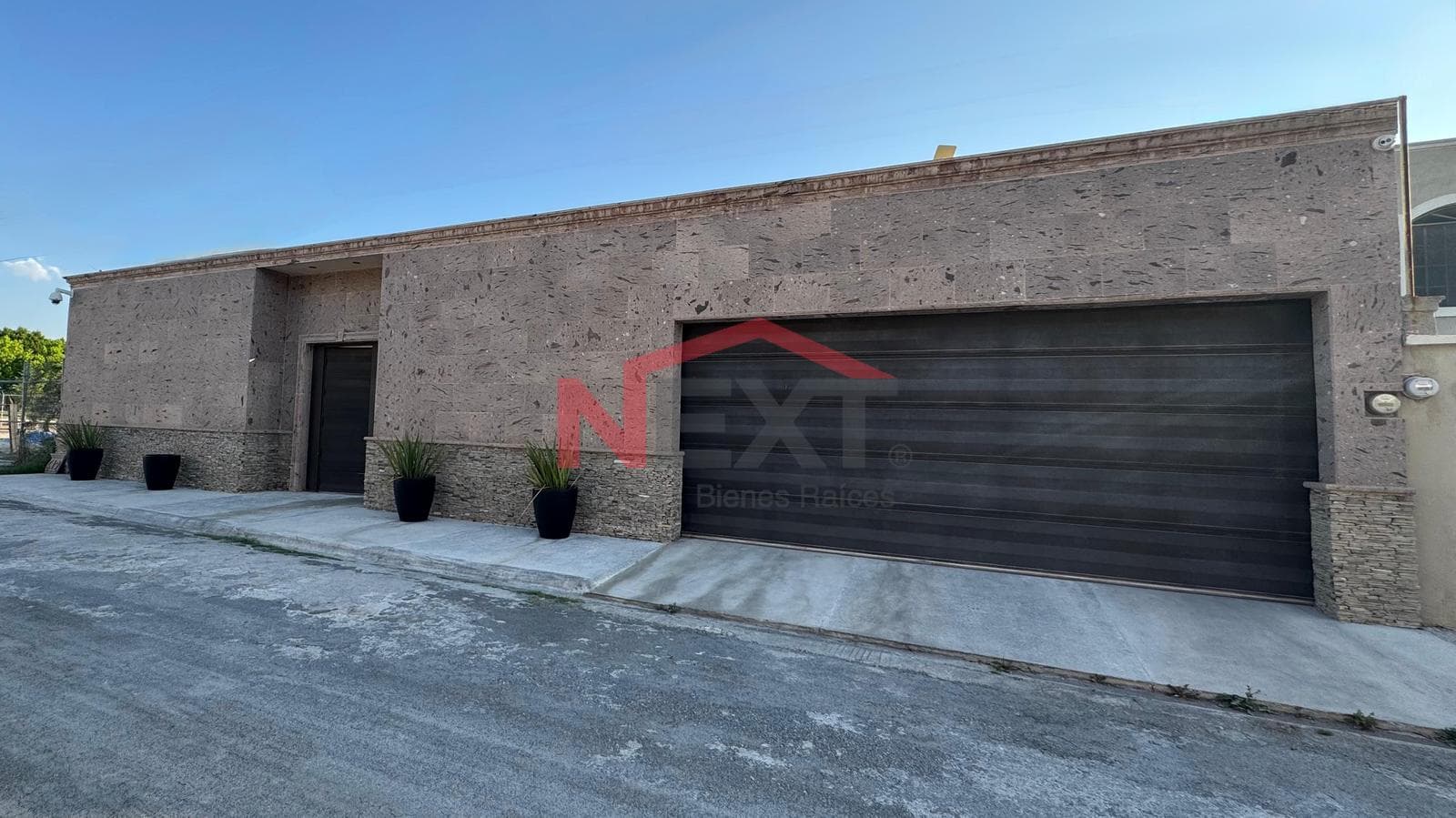 House for Sale in Loma Blanca, Saltillo | 920 m² Lot | 648.50 m² Floor Area | Pool | Solar Panels