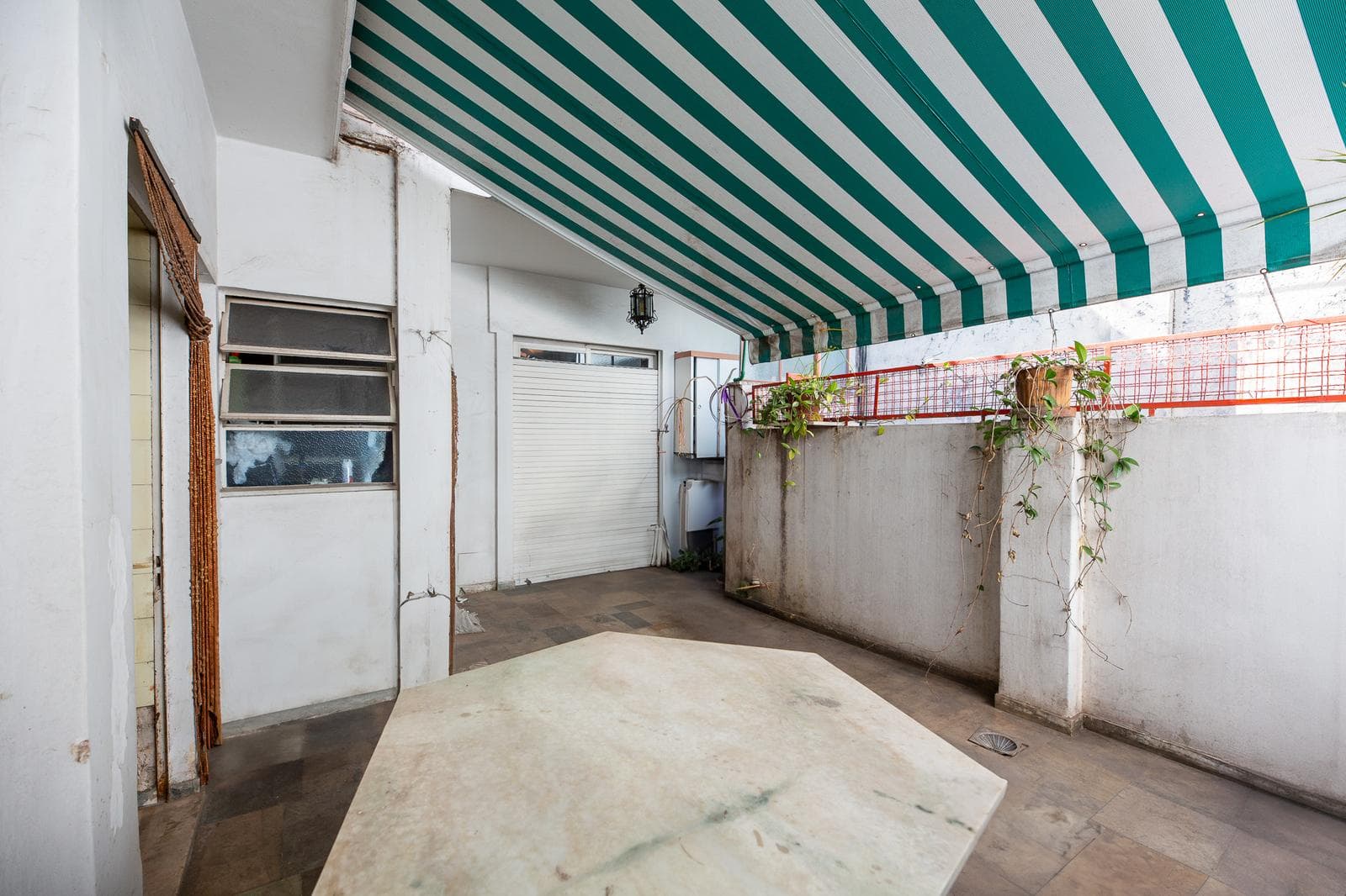 PH in a Building, 2 Apartments + Commercial Space