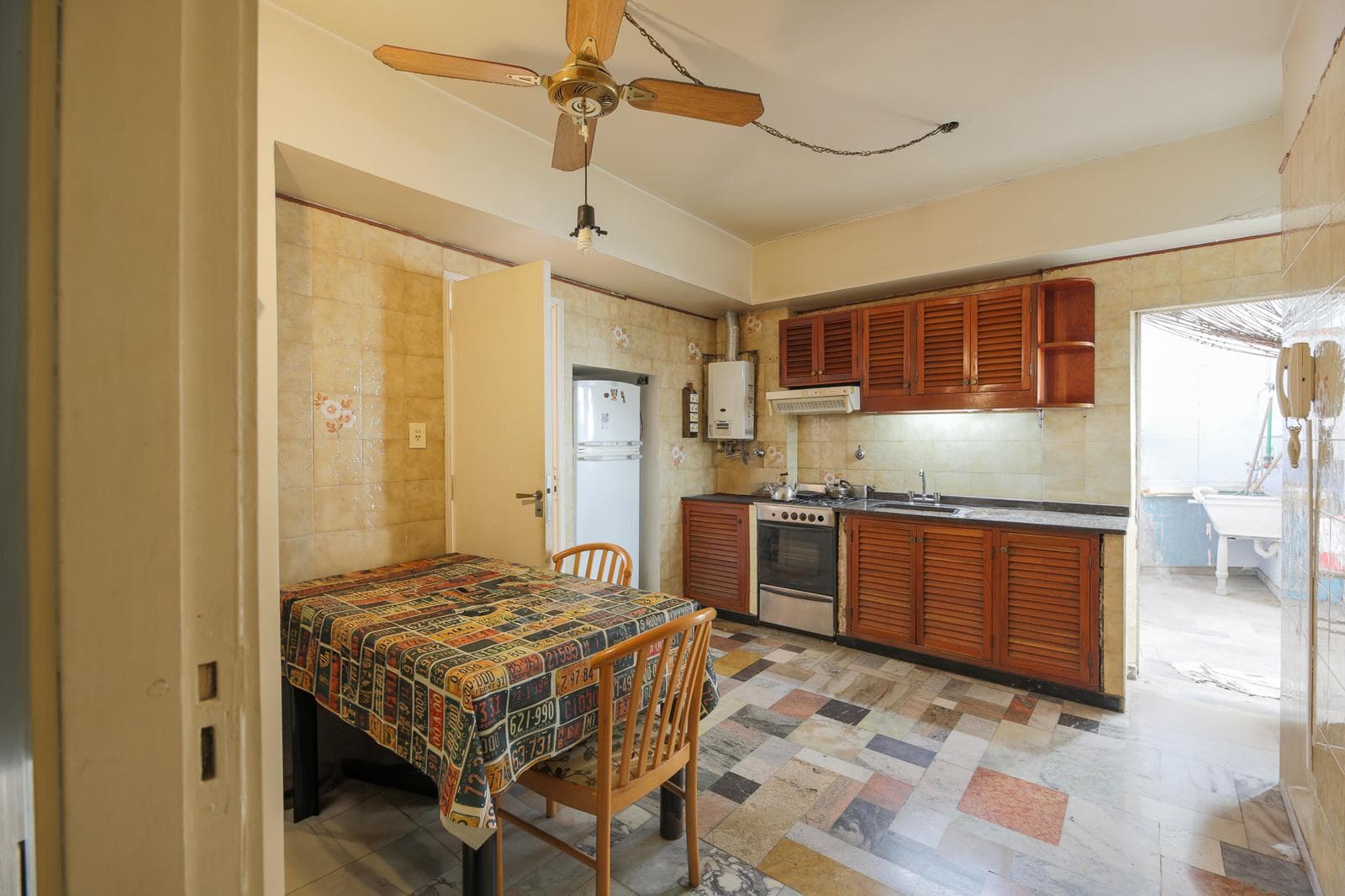 PH in a Building, 2 Apartments + Commercial Space