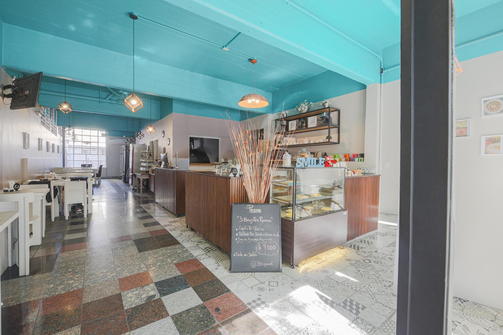 PH in a Building, 2 Apartments + Commercial Space