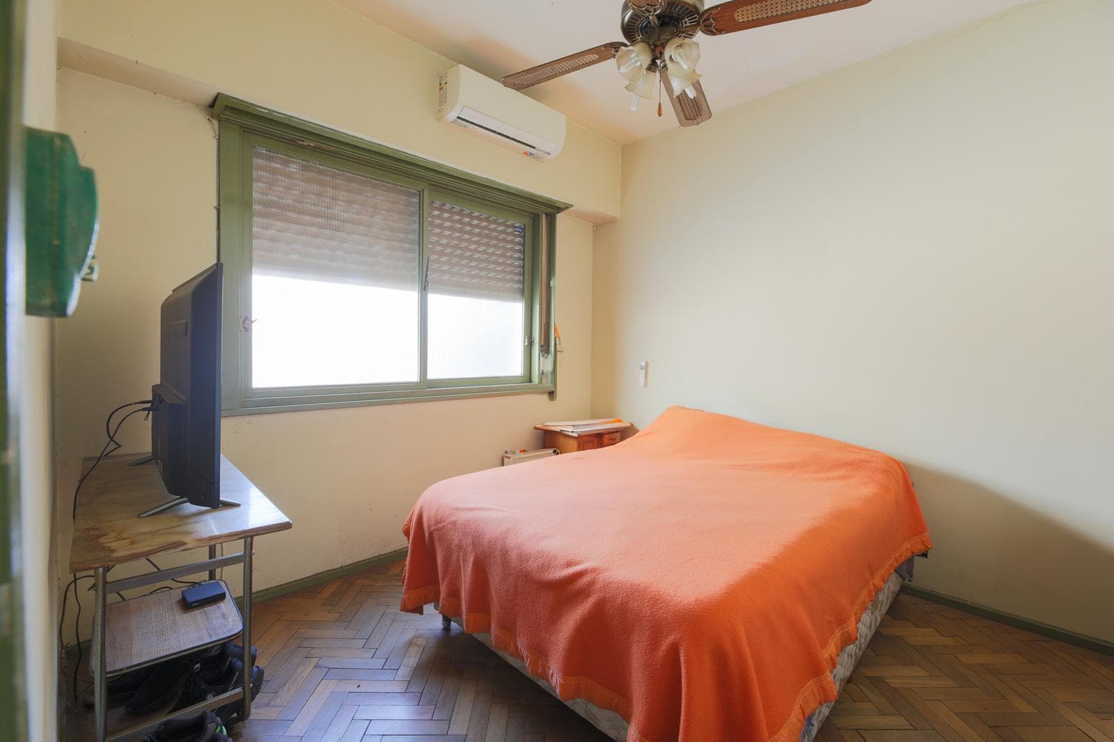 PH in a Building, 2 Apartments + Commercial Space