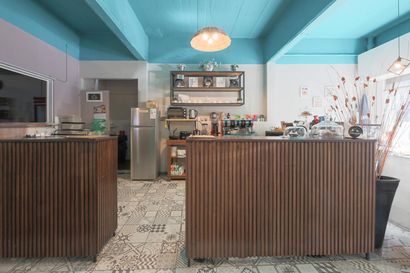PH in a Building, 2 Apartments + Commercial Space