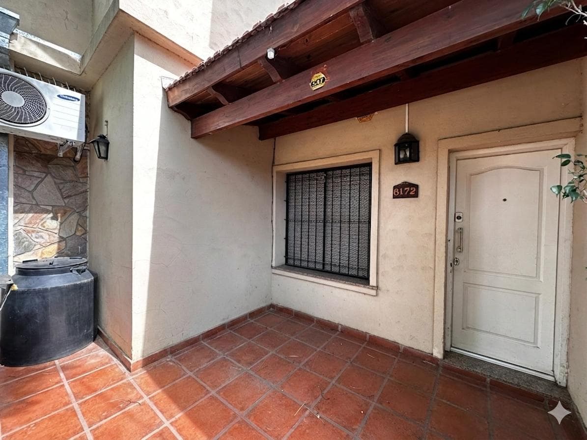 House for sale: 3 bedrooms, garage, green yard, and pool
