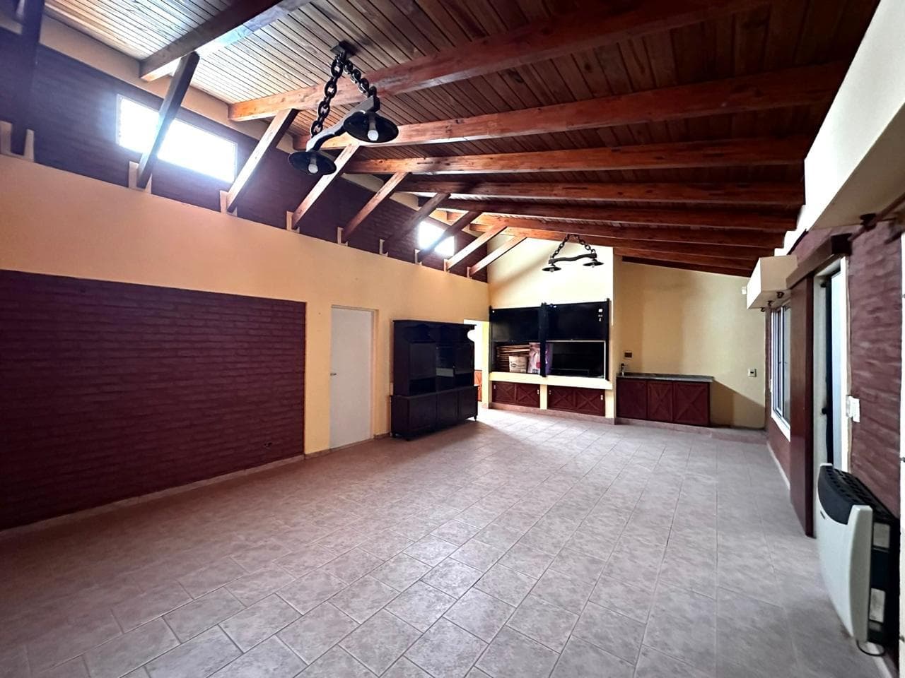 House for sale: 3 bedrooms, garage, green yard, and pool