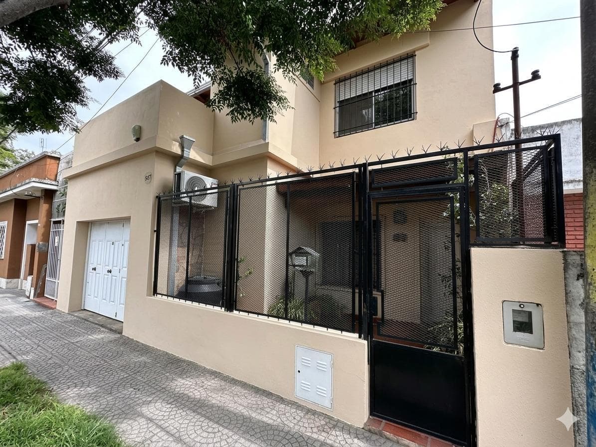 House for sale: 3 bedrooms, garage, green yard, and pool