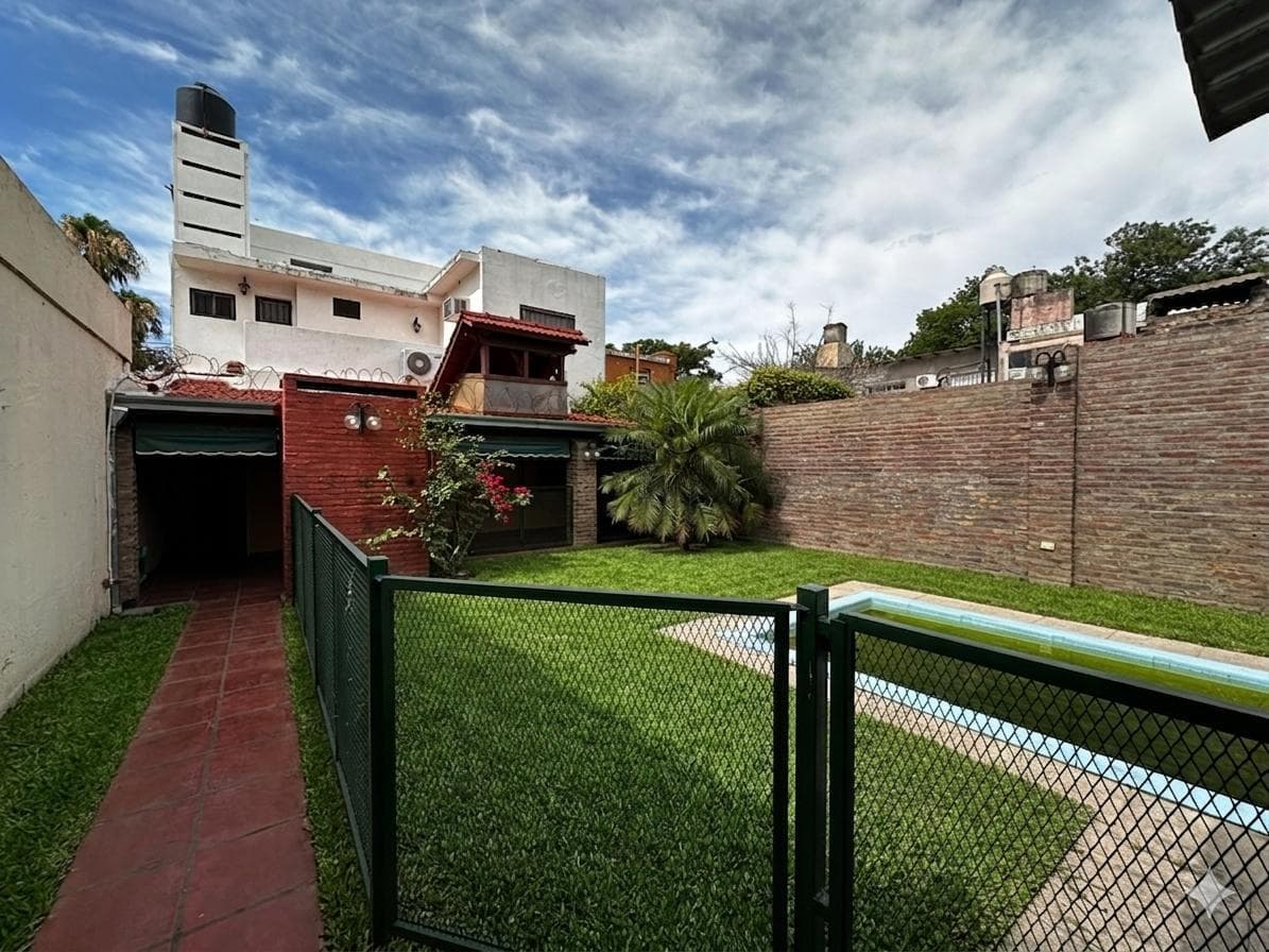 House for sale: 3 bedrooms, garage, green yard, and pool