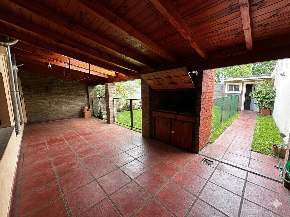 House for sale: 3 bedrooms, garage, green yard, and pool