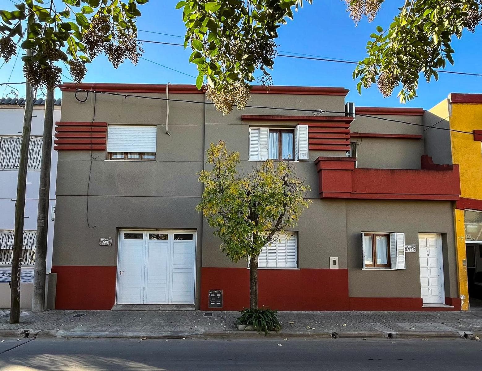 4-Bedroom House for Sale with Barbecue Area, Pool, and Garage in Cañada de Gomez, Santa Fe.