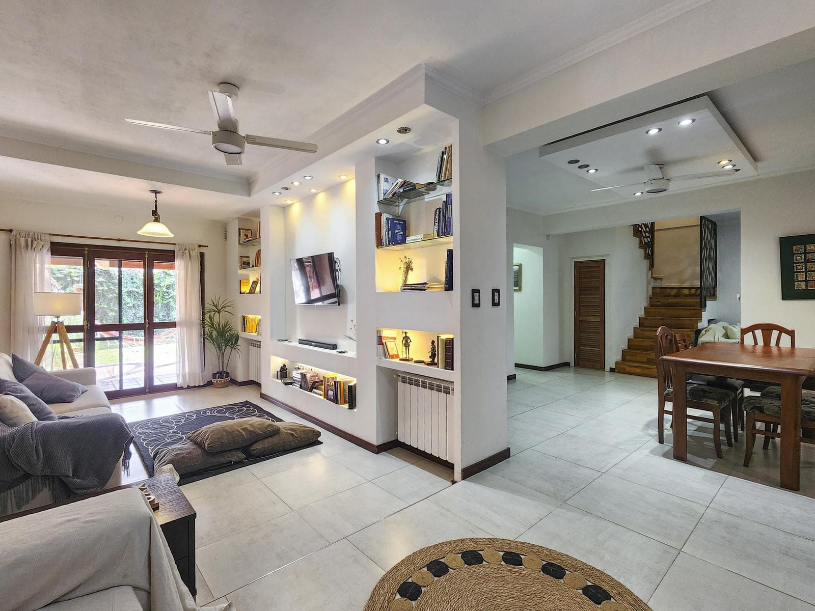 3-bedroom house with a pool, barbecue area, and garage in Fisherton