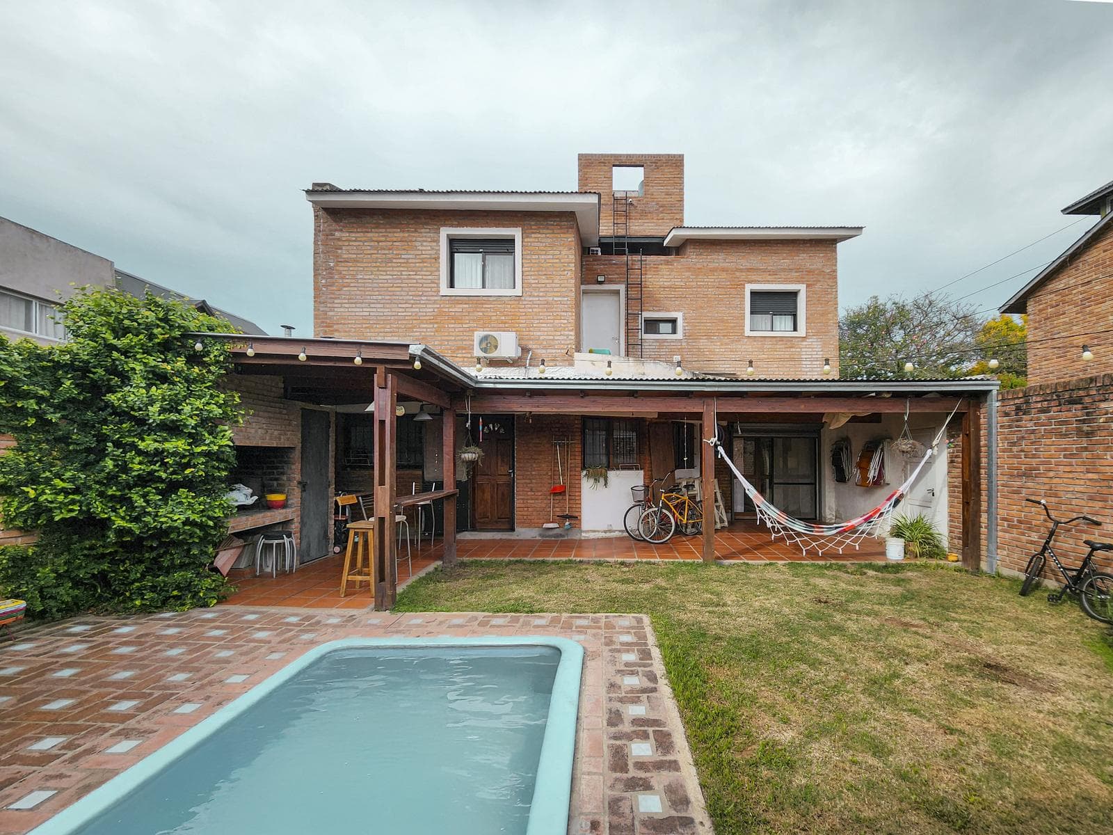 3-bedroom house with a pool, barbecue area, and garage in Fisherton