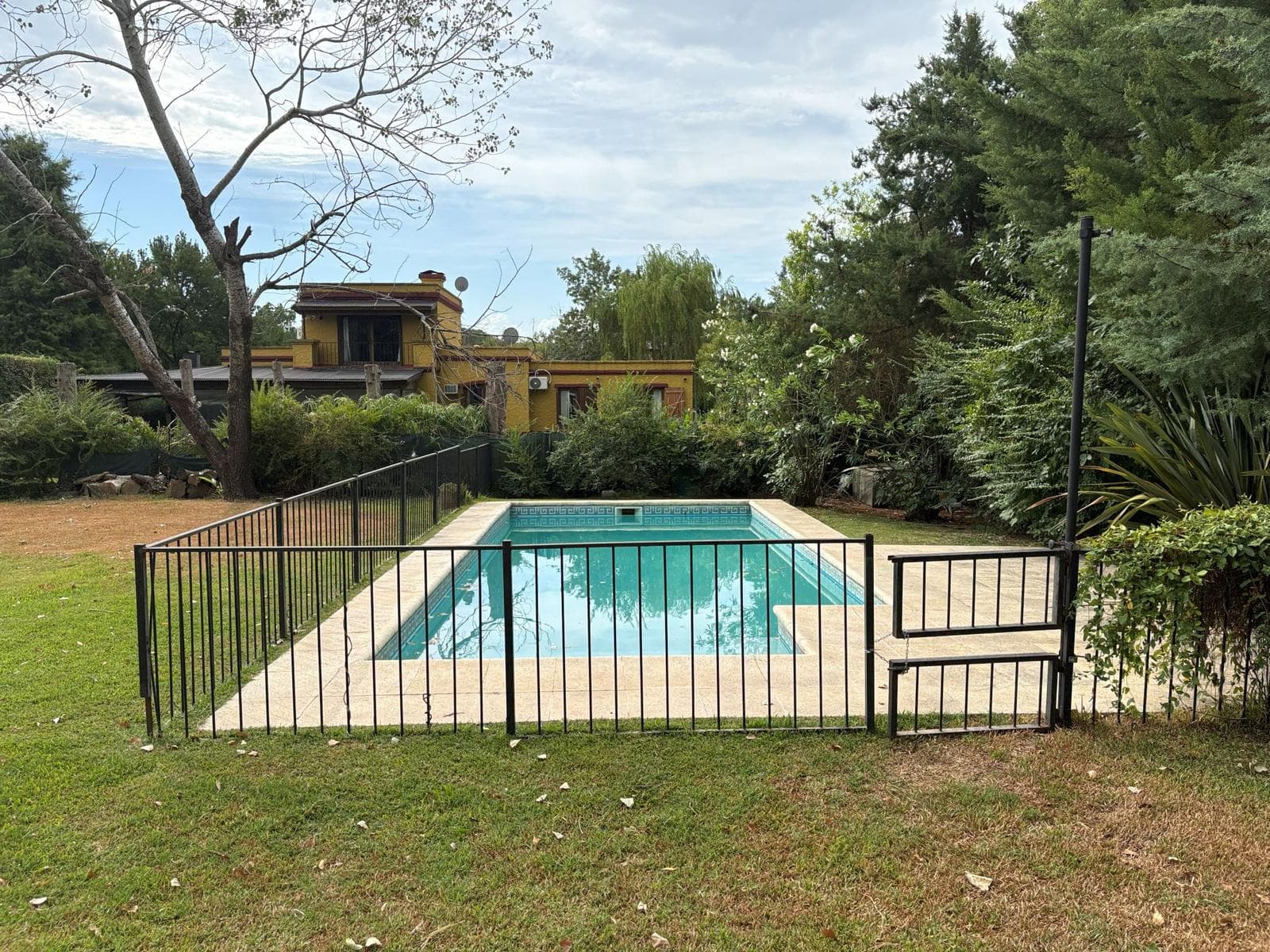 House for annual rent, 3 bedrooms, pool, La Legua neighborhood, Pilar