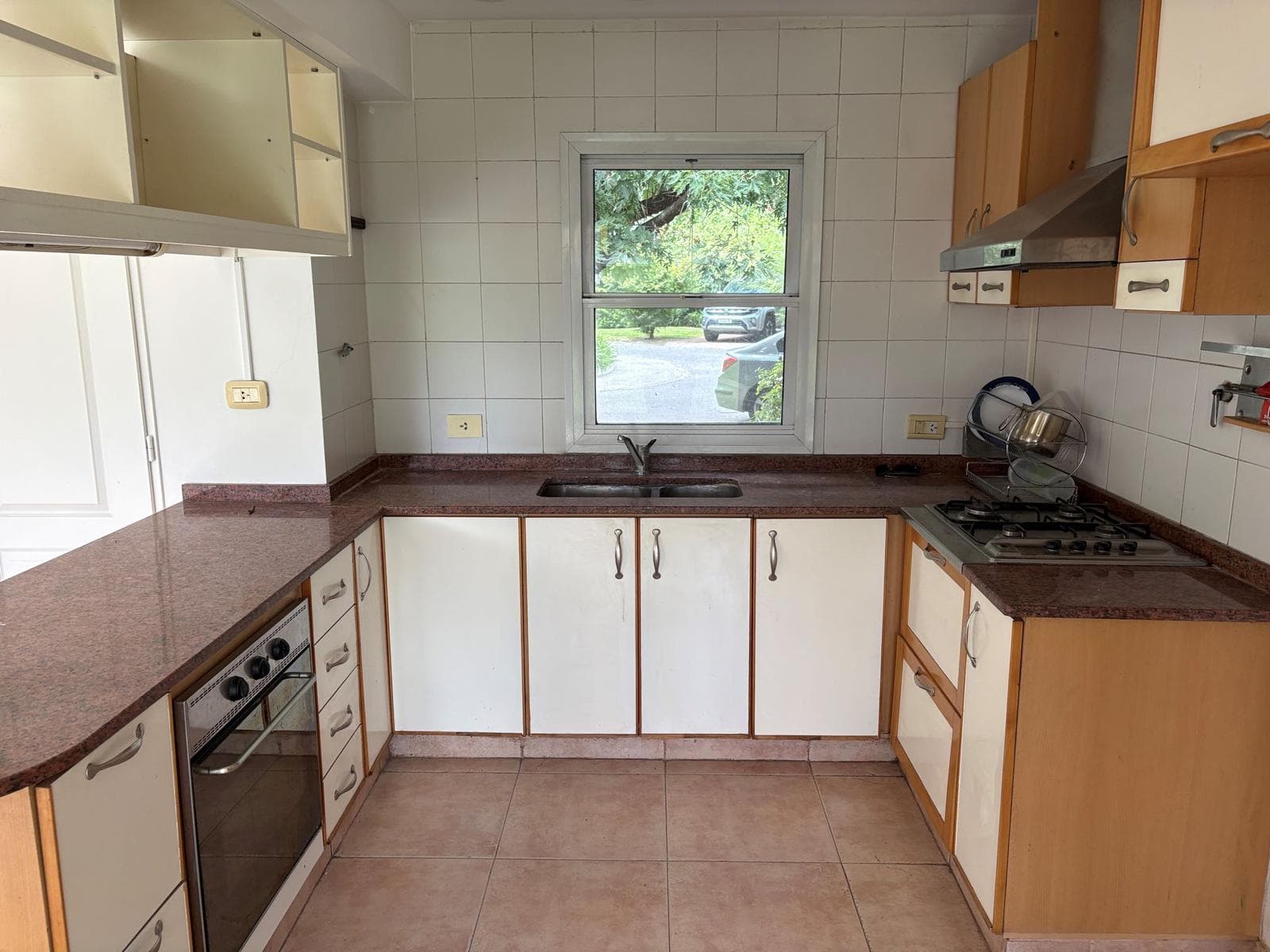 House for annual rent, 3 bedrooms, pool, La Legua neighborhood, Pilar