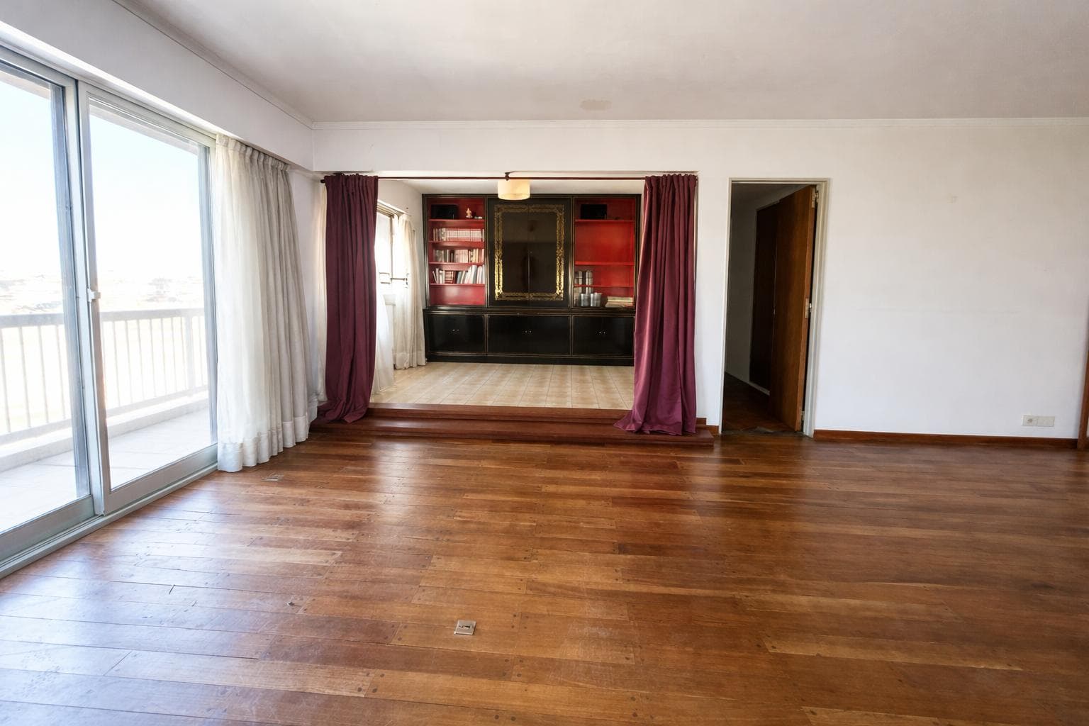 Apartment for Sale Near Plaza and Colegio Misericordia: 3-room apartment with maid's quarters and garage. Flores