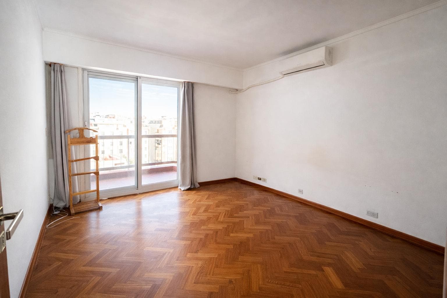 Venta Depto Plaza y Colegio Misericordia 3 ambientes con dependencia y cochera. Flores