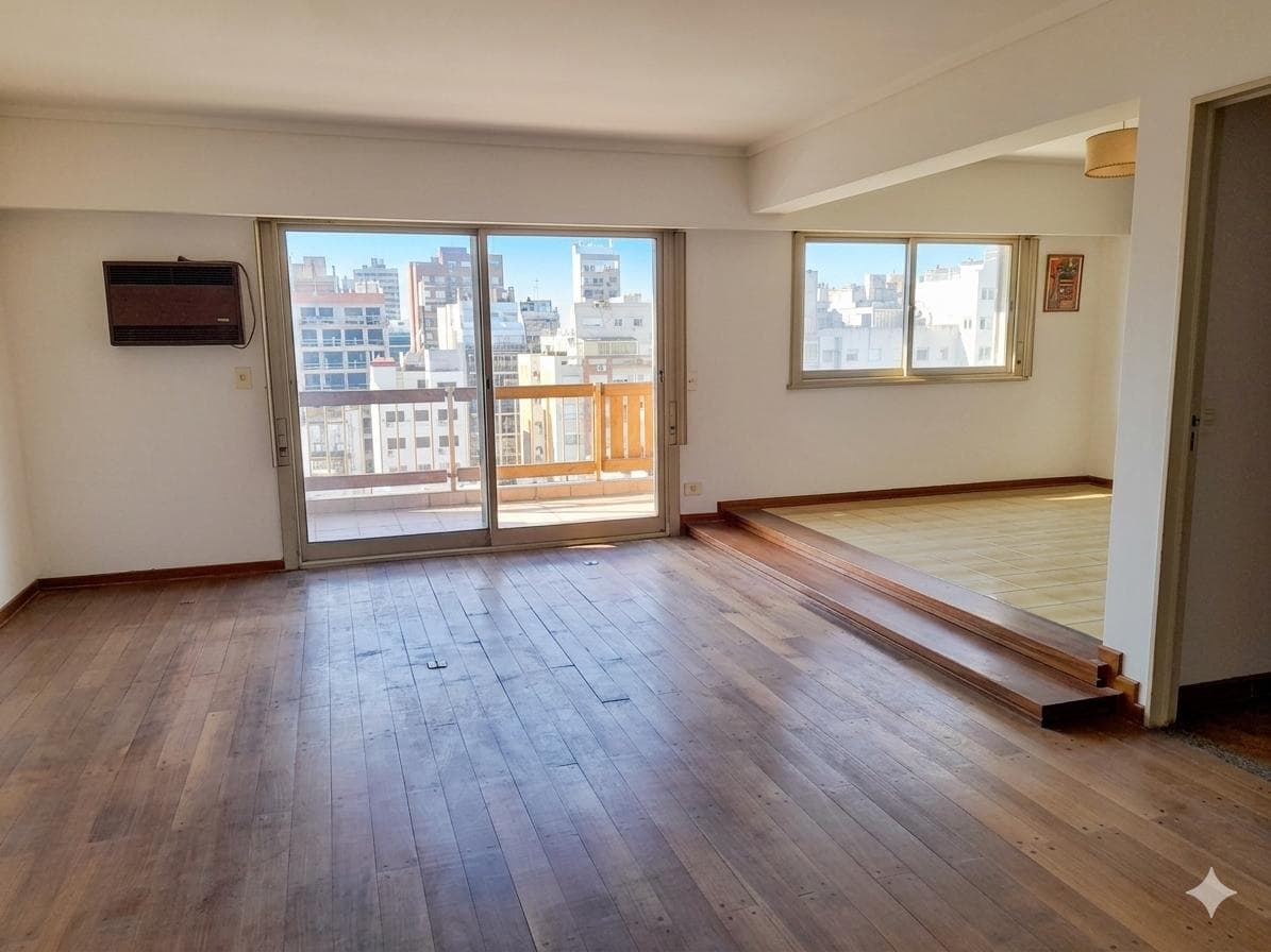 Apartment for Sale Near Plaza and Colegio Misericordia: 3-room apartment with maid's quarters and garage. Flores