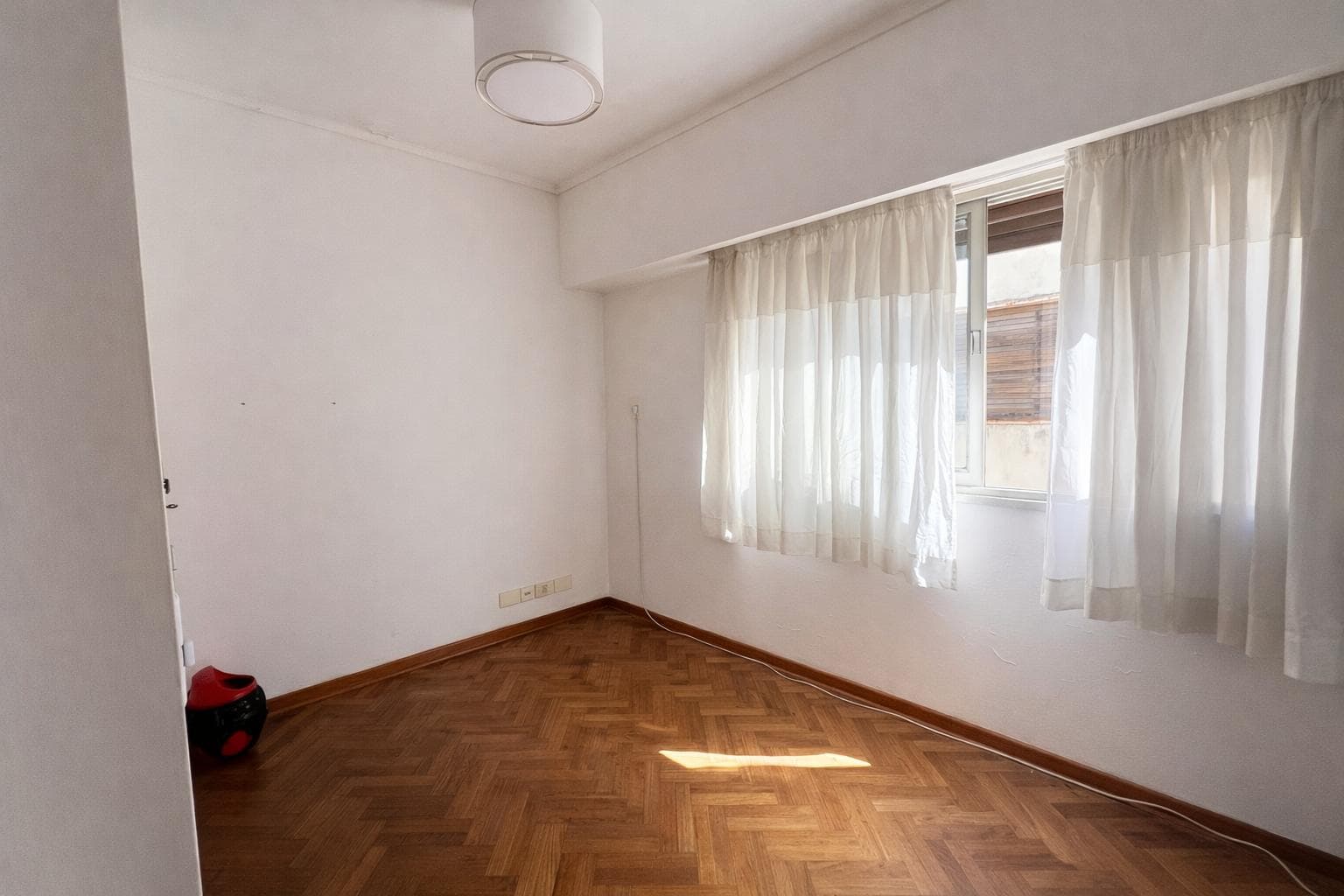 Venta Depto Plaza y Colegio Misericordia 3 ambientes con dependencia y cochera. Flores