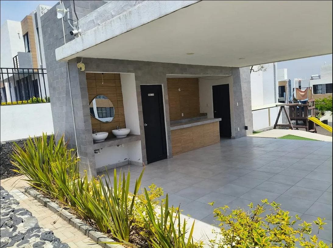 House for sale on a private street, located in Puertas de San Miguel.