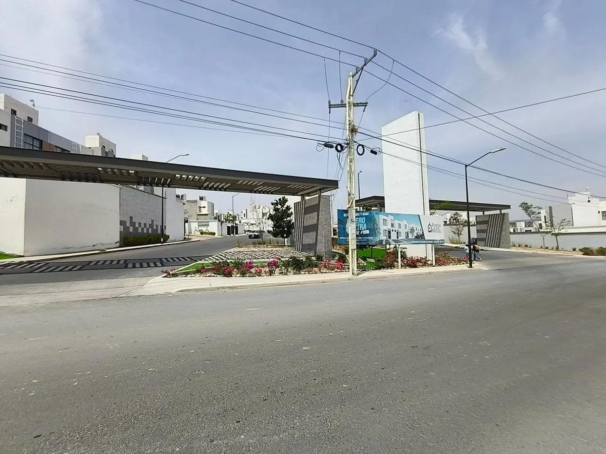 House for sale on a private street, located in Puertas de San Miguel.