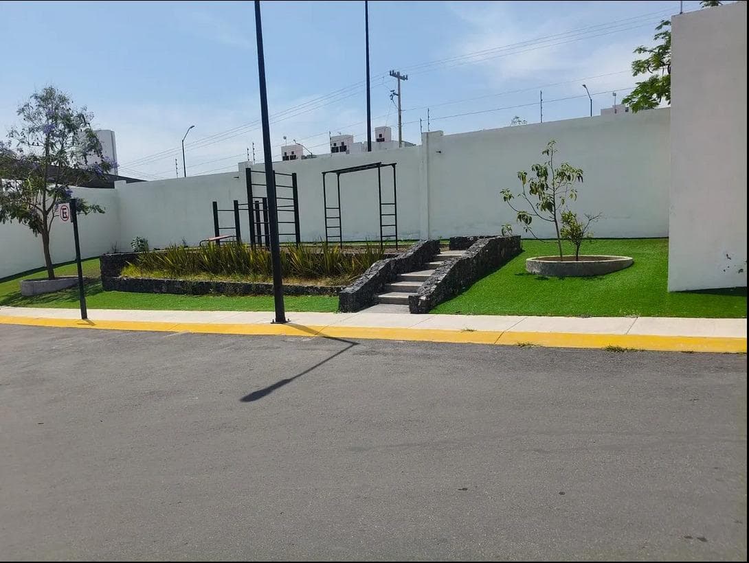 House for sale on a private street, located in Puertas de San Miguel.