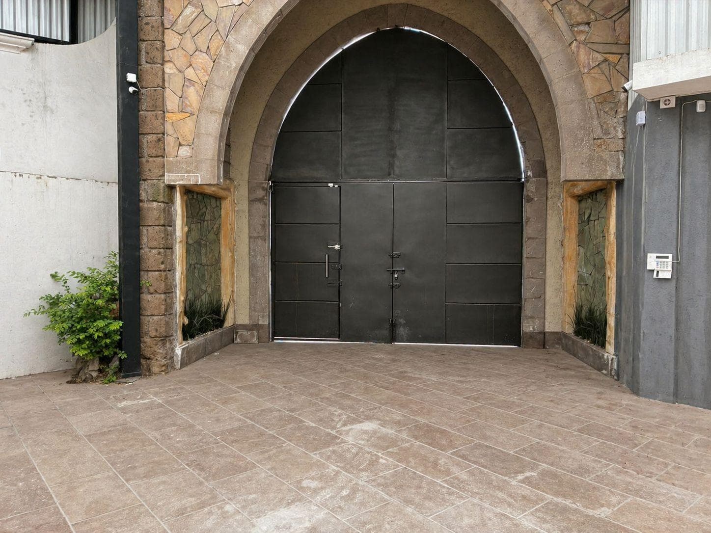WAREHOUSE FOR SALE OR RENT IN SAN MATEO, WITH QUICK ACCESS TO LAS TORRES