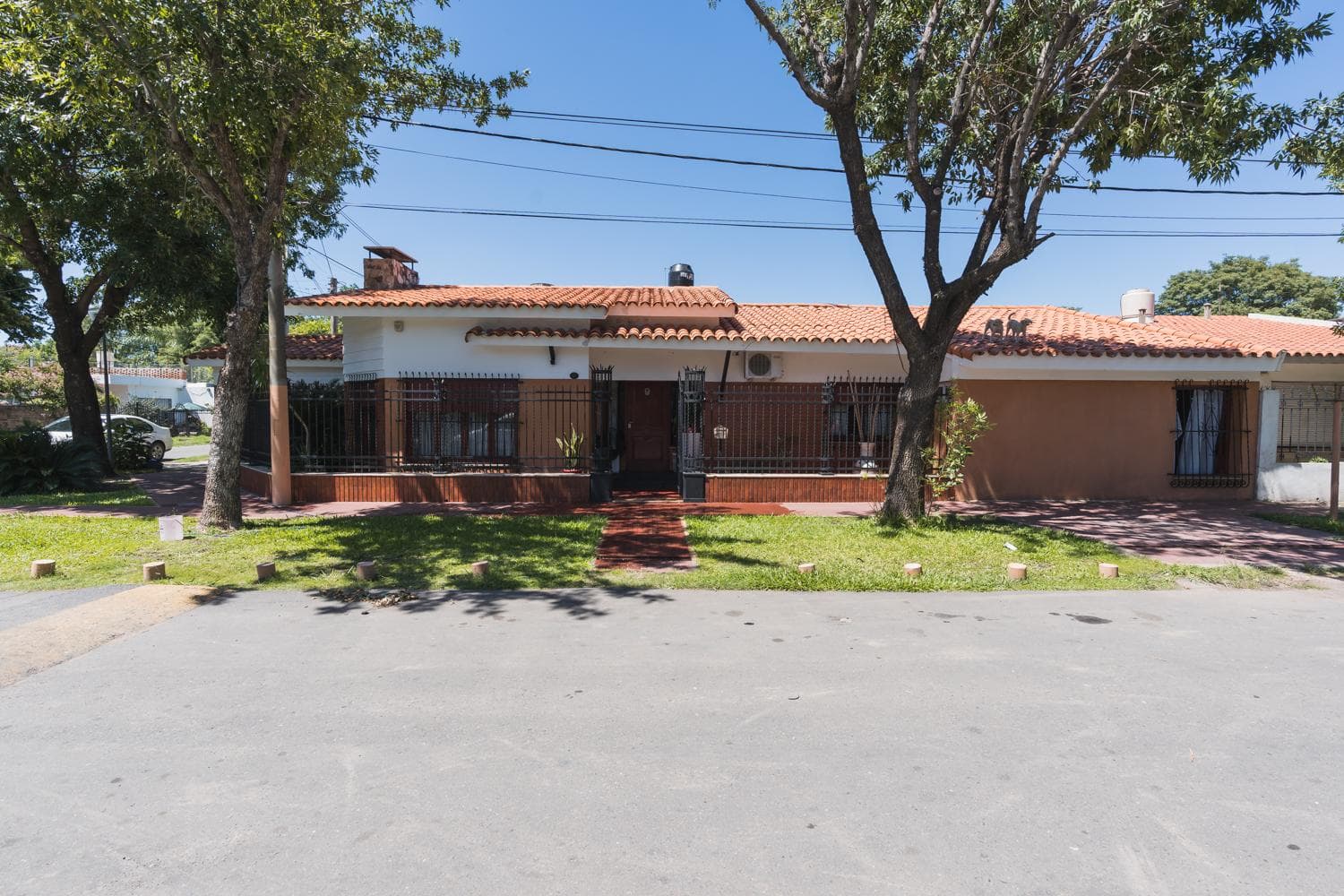House for sale: 3 bedrooms plus a multipurpose room and garage - Granadero Baigorria. MORTGAGE ELIGIBLE.